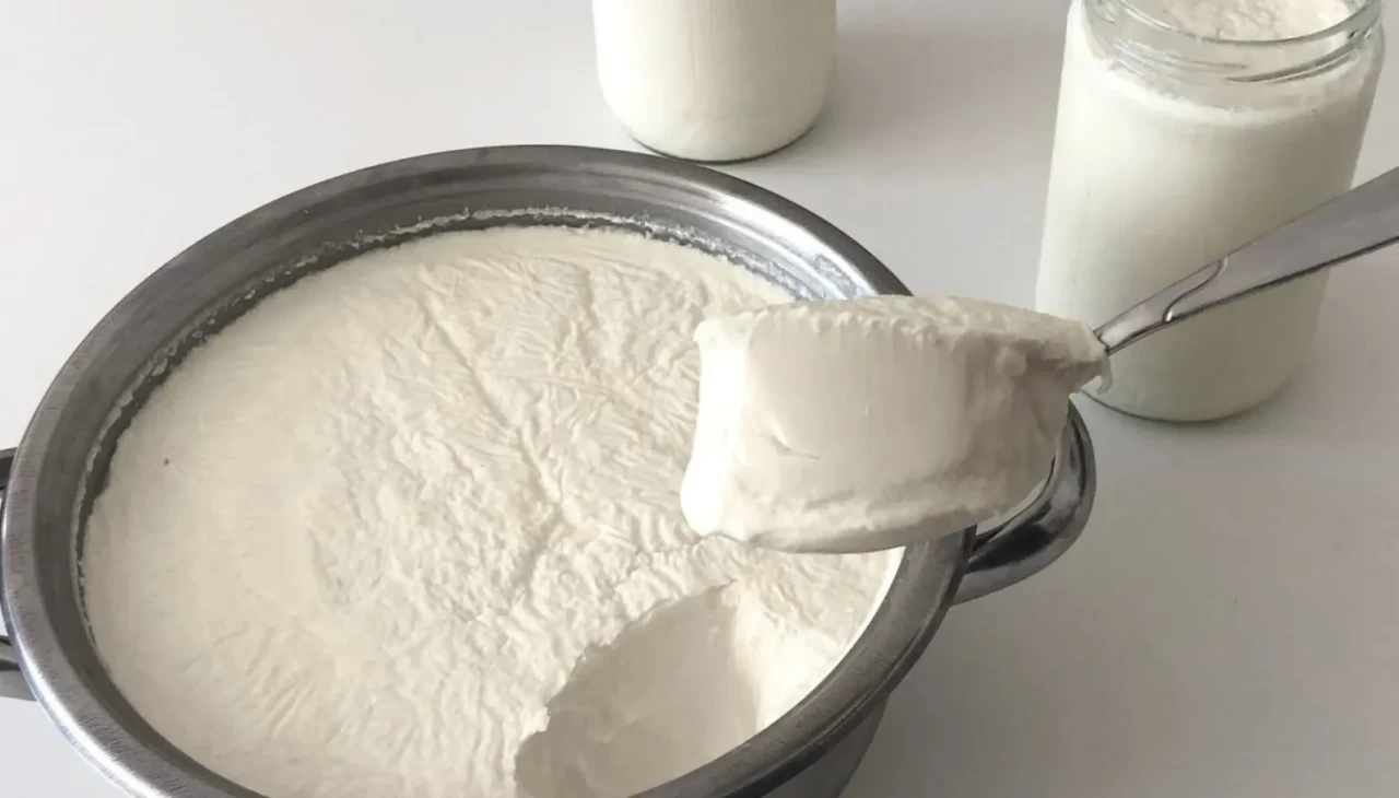 Bir tutam ekleyin, yoğurdunuz kaya gibi kıvamlı olacak