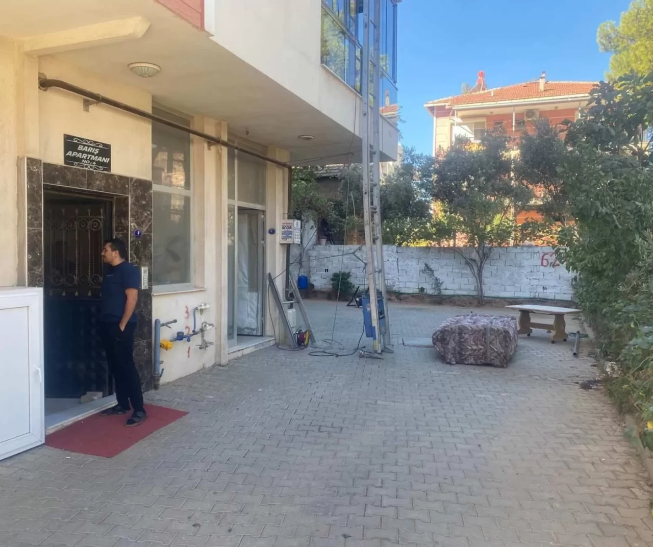 İzmir Menderes’te taşınma faciası: Nakliye asansöründen düşen koltuğun altında kalan 9 yaşındaki çocuk hayatını kaybetti