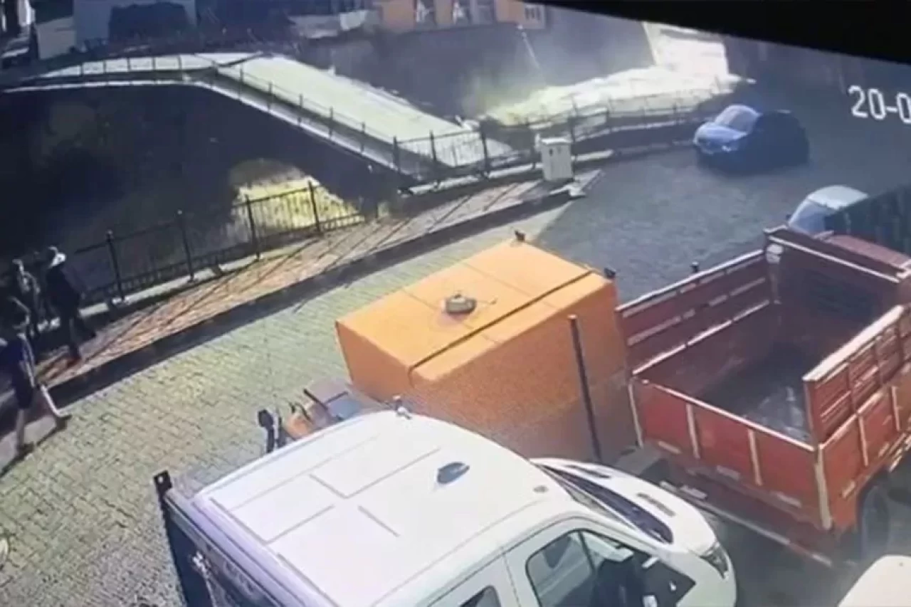 Borçka’da selde tarihi köprünün yıkılma anı kamerada