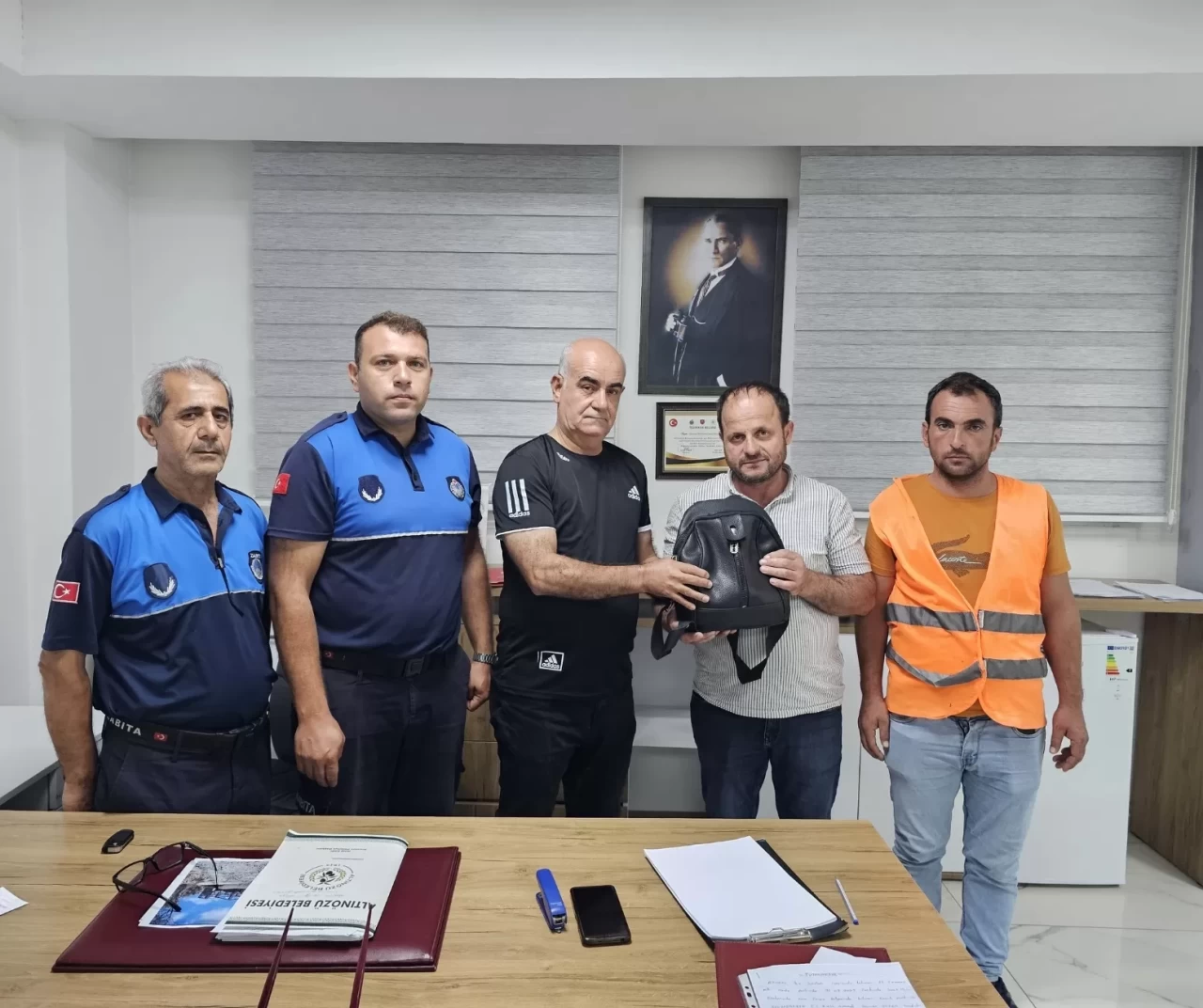 Hatay'da duyarlılık örneği: İçerisinde altın ve döviz olan çantayı, sahibine teslim etti