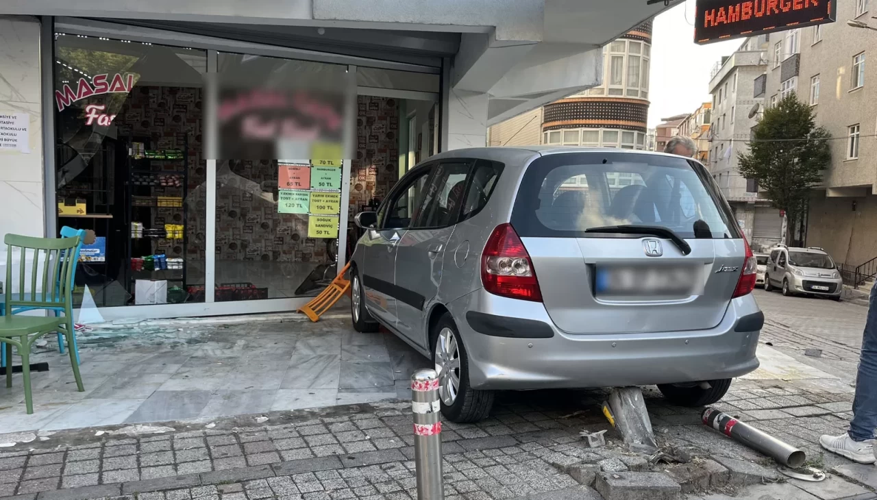 Fren yerine gaza bastı, önce yayaya ardından büfeye çarptı: 1 yaralı