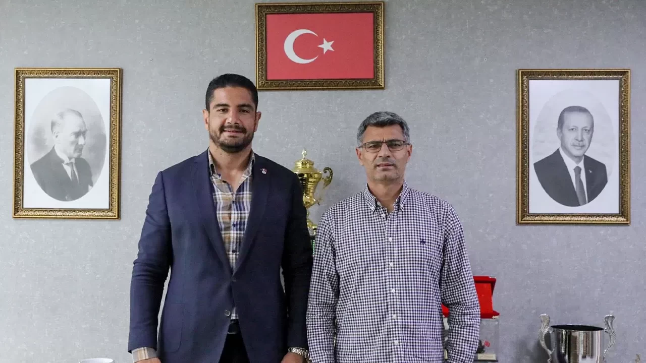 Milli atıcı Yusuf Dikeç’ten Türkiye Güreş Federasyonu Başkanı Taha Akgül’e ziyaret