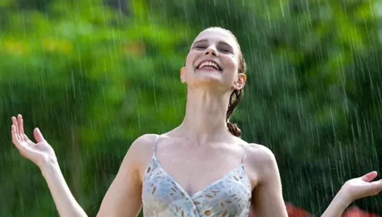 Yağmur suyu maskesi ile ışıldayın! Yüzünüz bebek gibi olacak