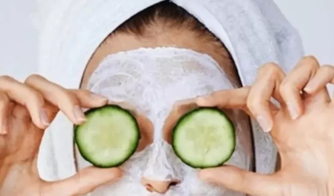 Salatalık maskesi ile daha canlı bakışlar