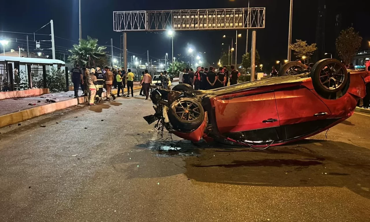 Otomobil, kaldırımda yürüyen yayalara çarptı: 3 ölü, 3 yaralı