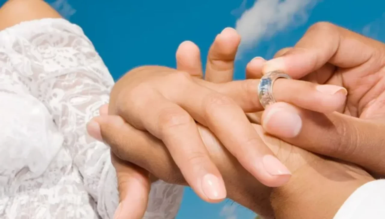 Soyadı hakkında tarihi karar! Erkekler eşlerinin soyadını doğrudan alabilecek