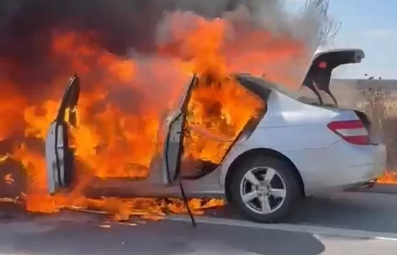 Edirne'de seyir halindeki otomobil alev alev yandı