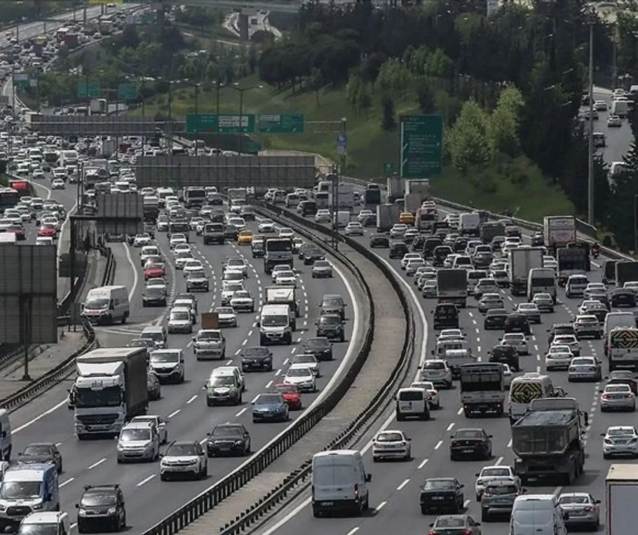 İstanbul’da yağmur ulaşımı aksattı: Trafik kazaları yolda tıkanıklık yarattı