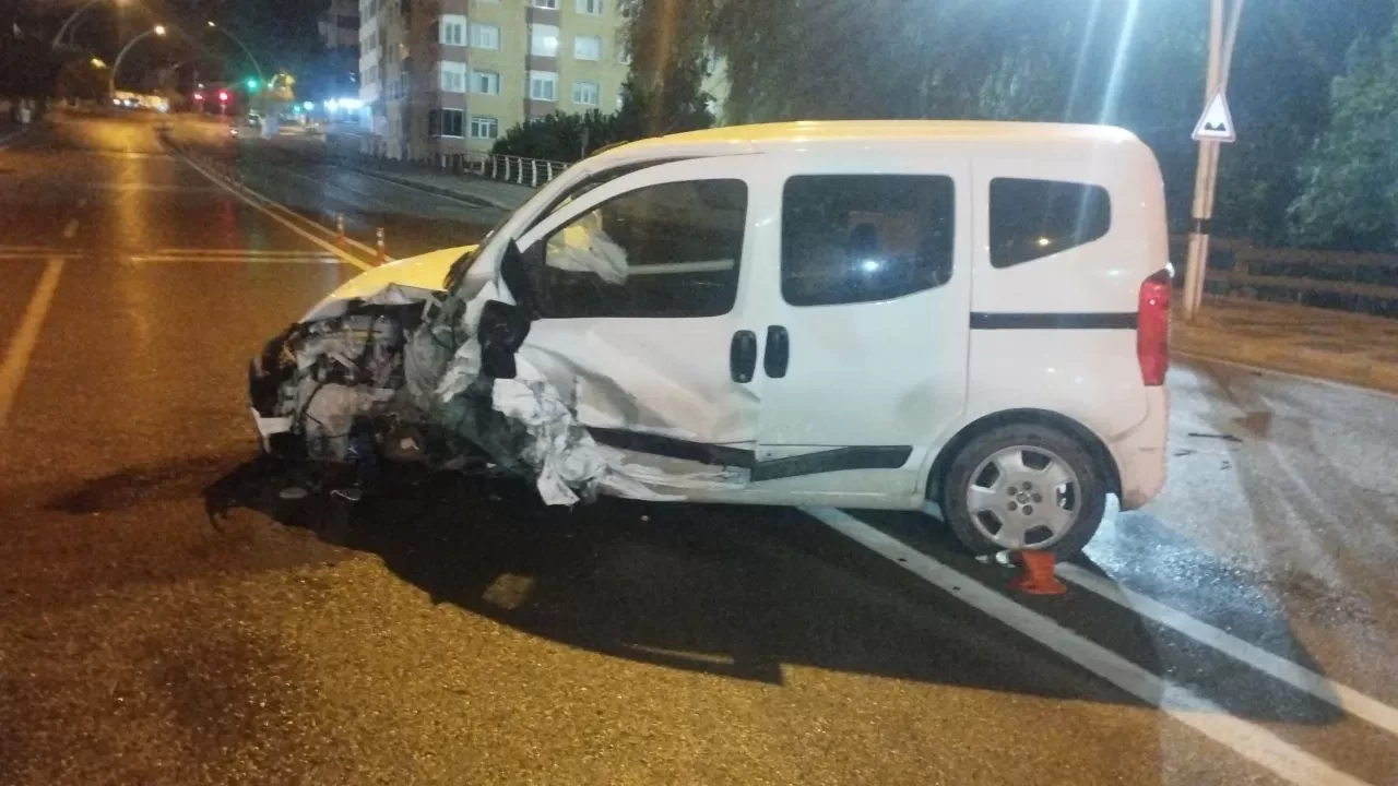 Kocaeli'de hafif ticari araç ile otomobil çarpıştı: 2 yaralı!