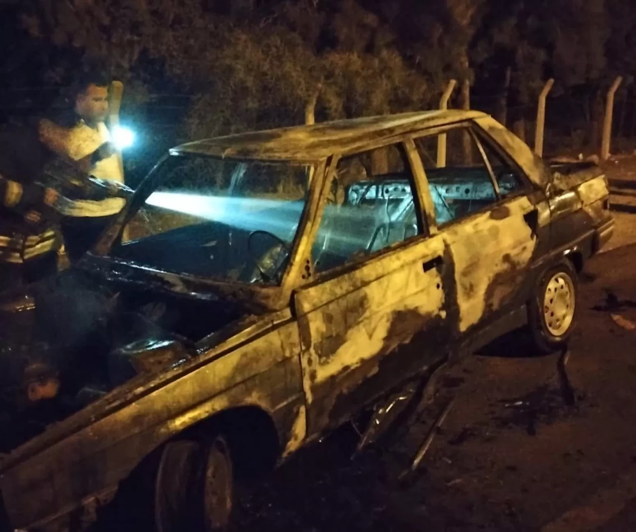 Adana Sarıçam’da park halindeki otomobil yandı, kullanılamaz hale geldi