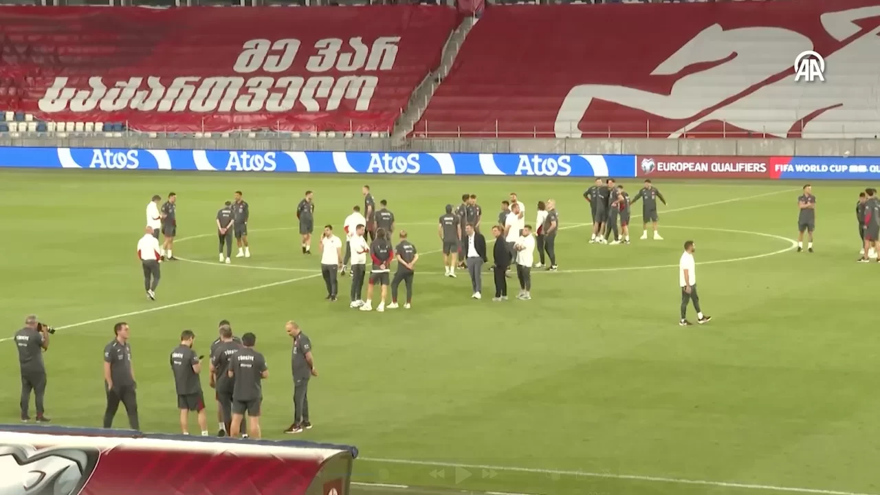 A Milli Futbol Takımı, Gürcistan maçı öncesi Boris Paichadze Stadı’nda yürüyüş yaptı