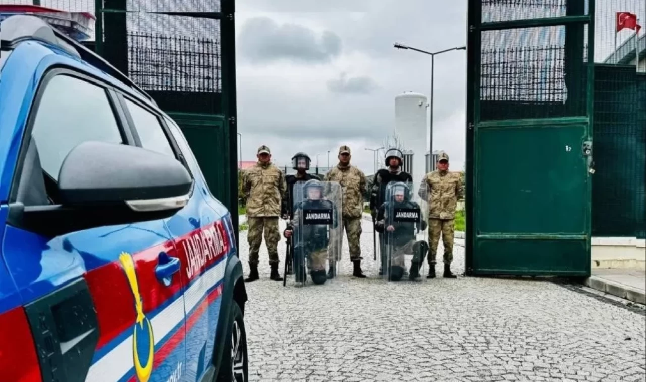 Erzurum'da düzenlenen operasyonlarda 26 göçmen yakalandı, 4 kaçakçı tutuklandı!