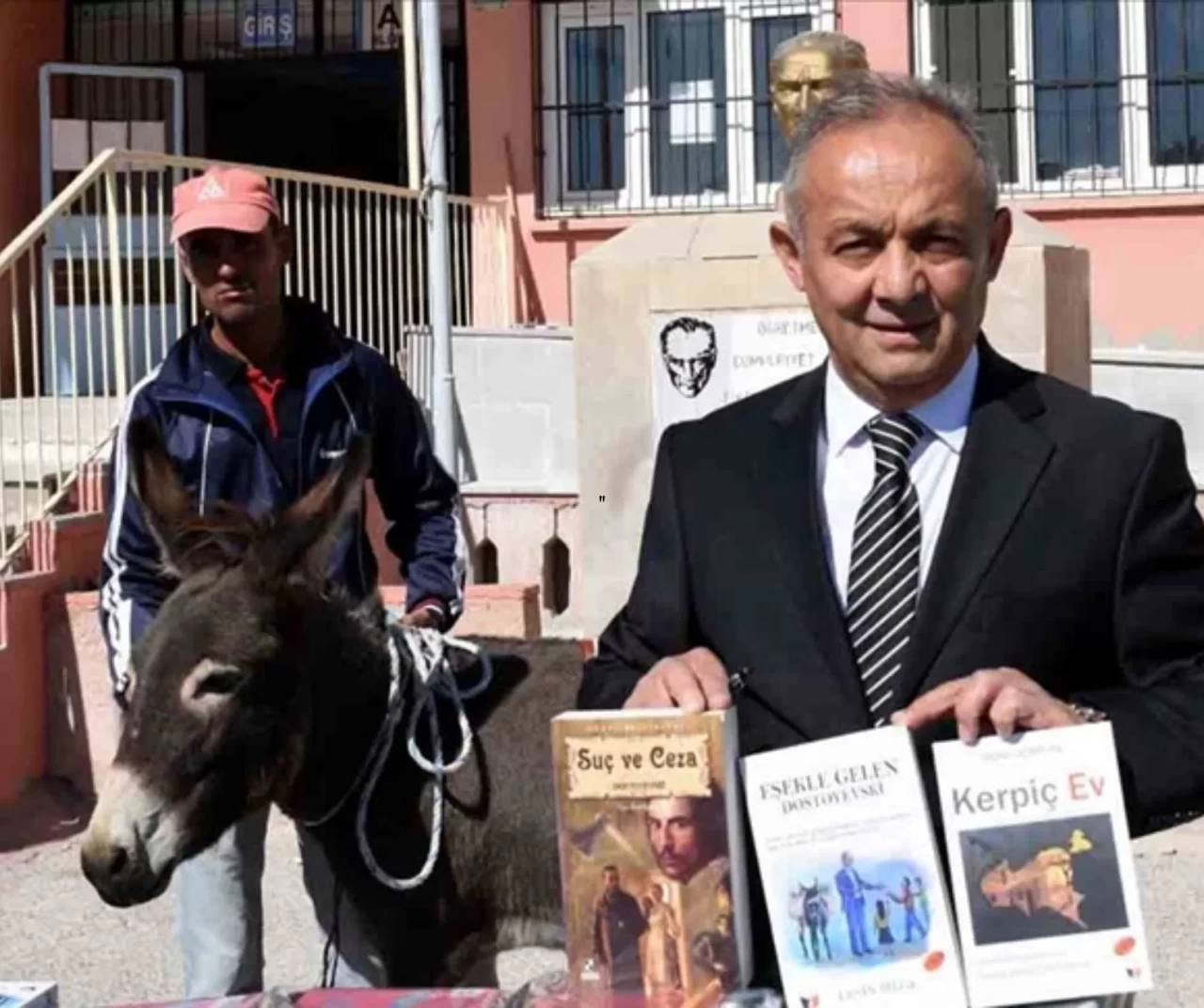 Ardahan'da bir gurbetçi eşekle dolaşıp öğrencilere kitap ve kırtasiye malzemesi dağıttı