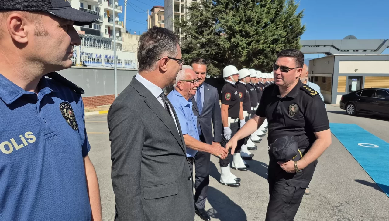 Yeni Emniyet Müdürü, kendisini karşılayan şehit babasının elini öptü