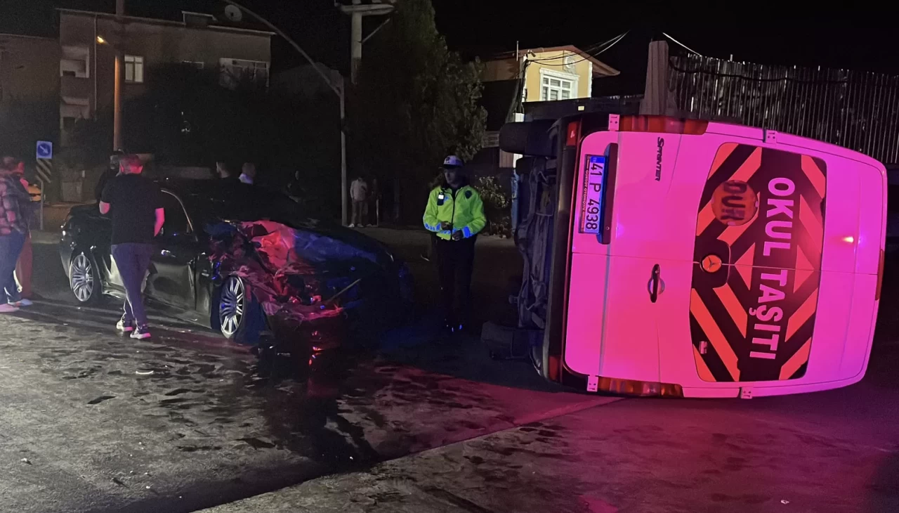 Otomobil ile çarpışan servis minibüsü devrildi: 1 yaralı