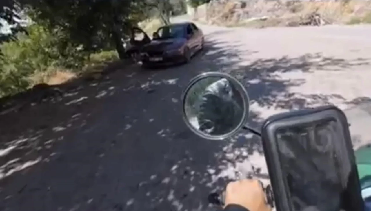 Motosikletli gezgine önce hakaret ettiler sonra taşla kovaladılar