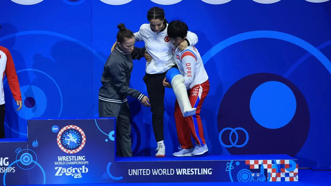 Milli güreşçi Evin Demirhan Yavuz, Dünya Şampiyonası’nda bronz madalyasını rakiplerinin desteğiyle aldı