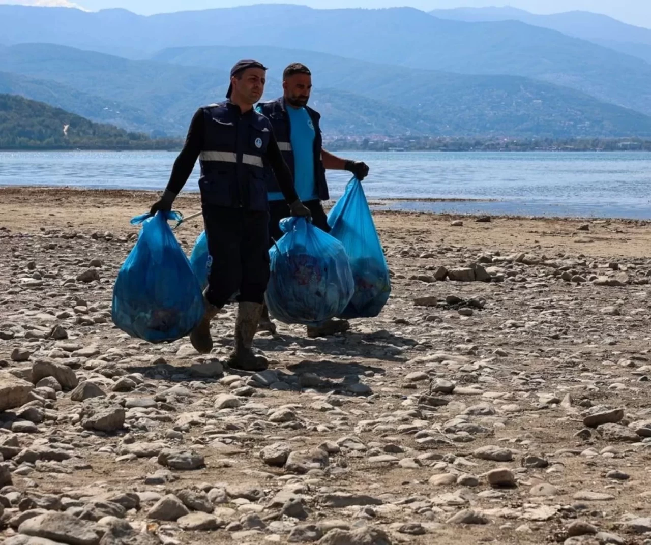 Sapanca Gölü çevresinden 2 ton atık toplandı