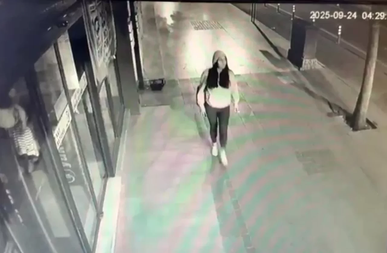 Otomobil mağazaya çarptı; kazadan saniyelerle kurtuldu