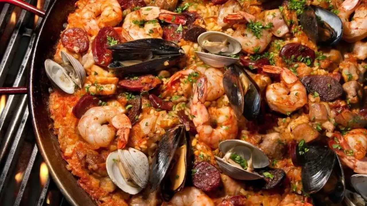 Restoranlarda en çok tercih edilen deniz mahsullü paella tarifi