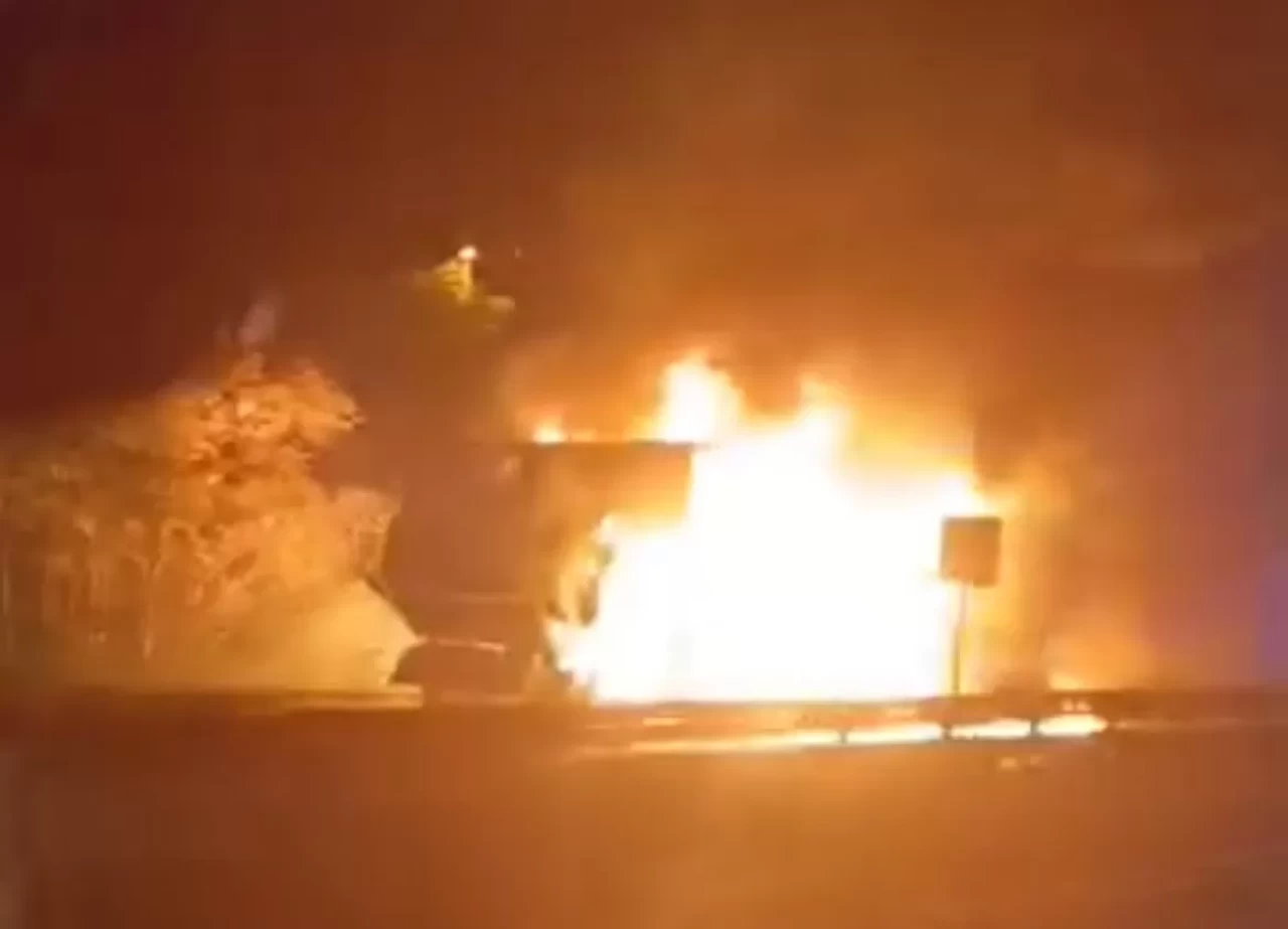 Eskişehir'de tır yanarak küle döndü! Kıvılcımlar yangına neden oldu