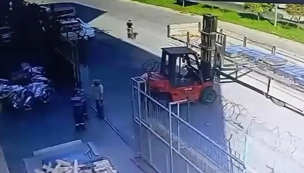 Bisikletiyle forklifte çarpan çocuk hastaneye kaldırıldı