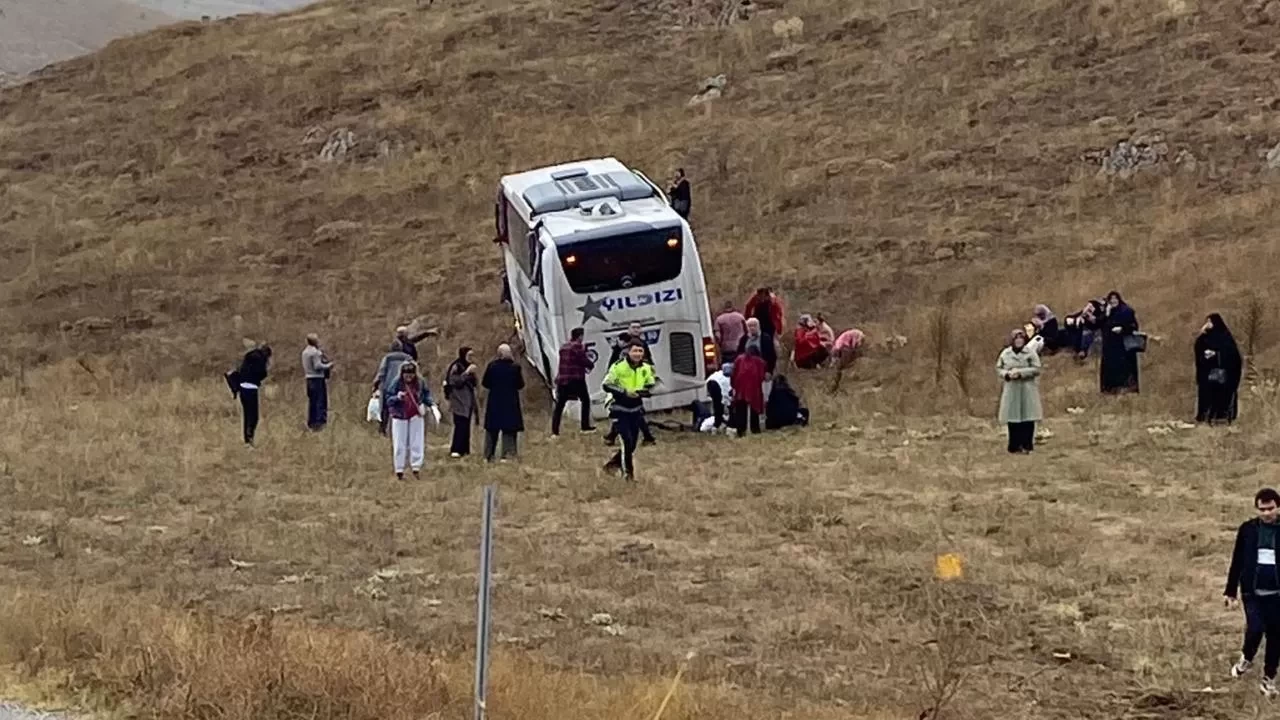 Son dakika... Sivas'ta TIR ile yolcu otobüsü çarpıştı: Çok sayıda yaralı var
