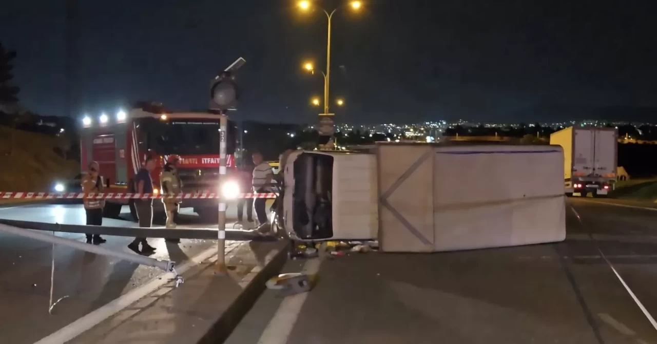 Tuzla’da aydınlatma direğine çarpan kamyonet devrildi: 2 yaralı