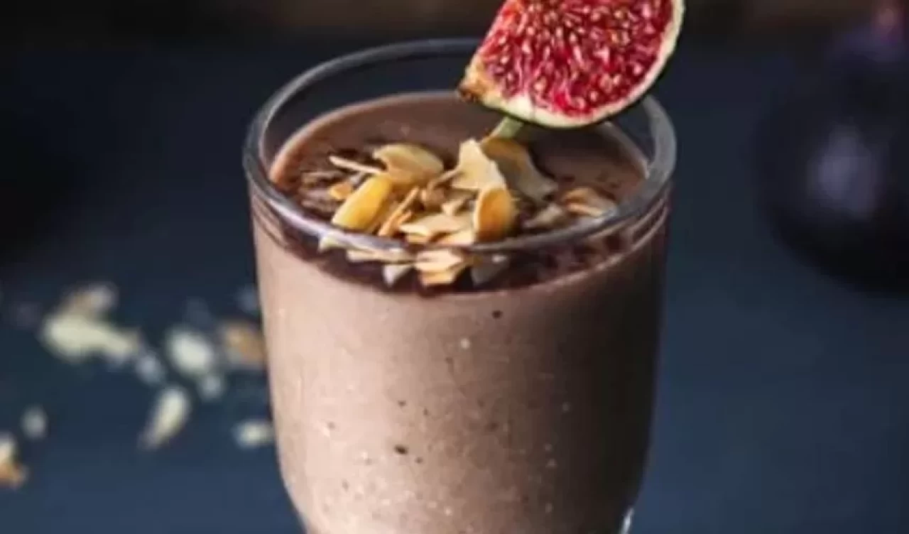 Hem enerji veriyor hem de tok tutuyor! Kuru incirli smoothie tarifi