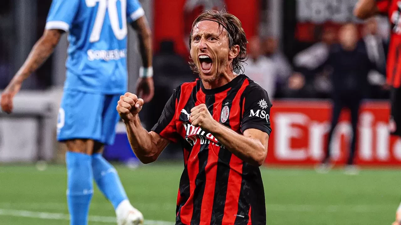 Milan, Serie A'da lider Napoli'yi devirdi