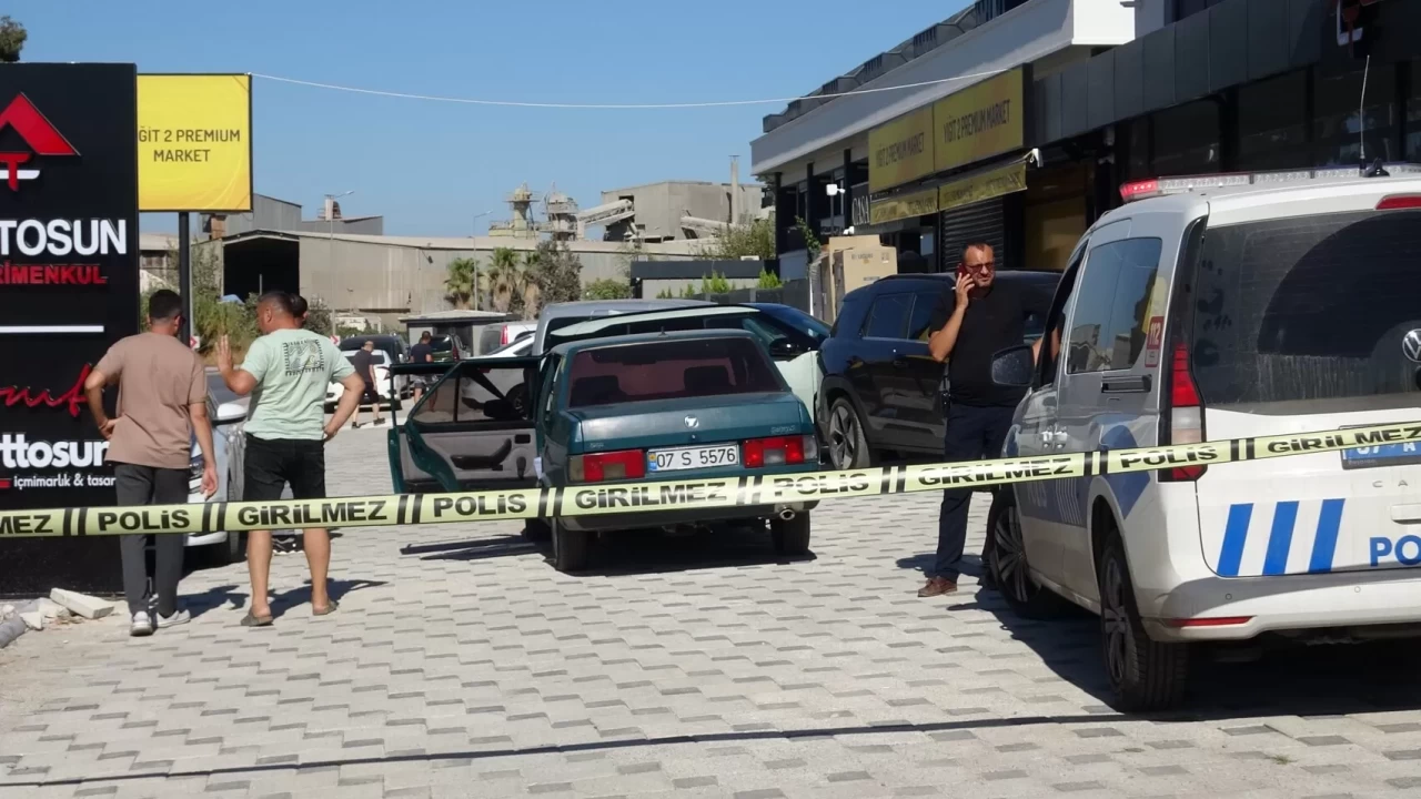 Antalya'da park halindeki otomobilin arka koltuğunda ölü bulundu