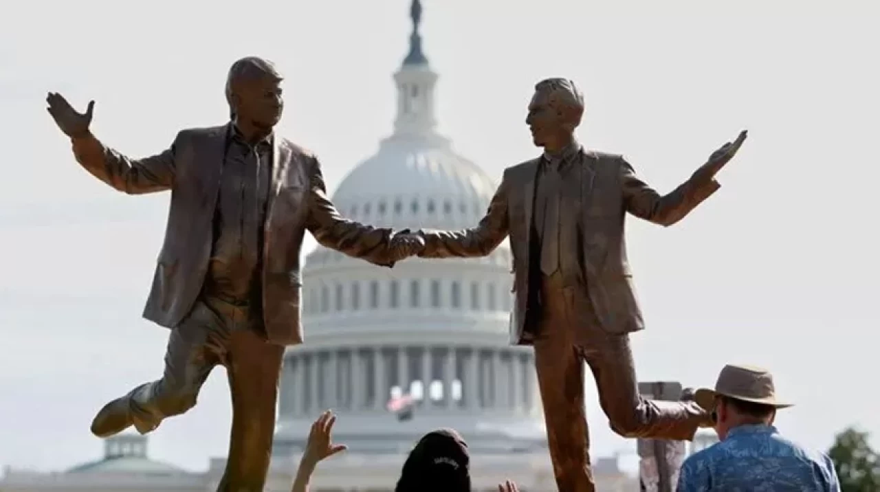 Trump ve Epstein'ın "arkadaşlığı" heykelle taçlandı