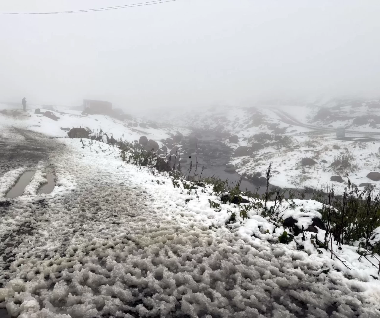 Ardahan ve Kars’ta yüksek kesimlerde kar yağışı ve sis etkili oldu