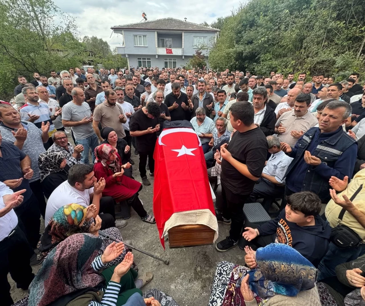 Zonguldak’ta göçükte yaşamını yitiren madenci Bartın’da toprağa verildi