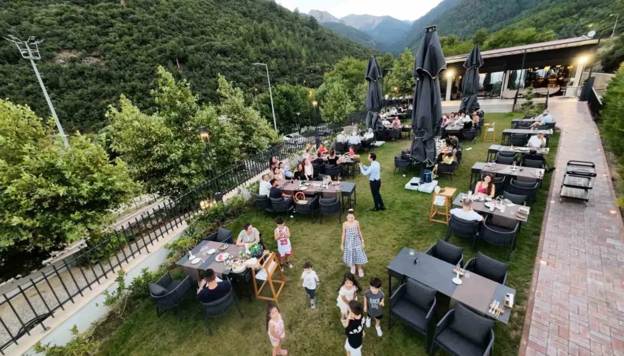 CHP'li belediye, 965 mt2 ruhsatsız restoranı 131 bin TL'ye kiraya verecek diyorlar!