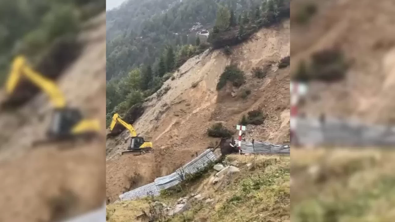 Boğaz Yaylası yolunda iş makineleri heyelanlarla mücadele ediyor