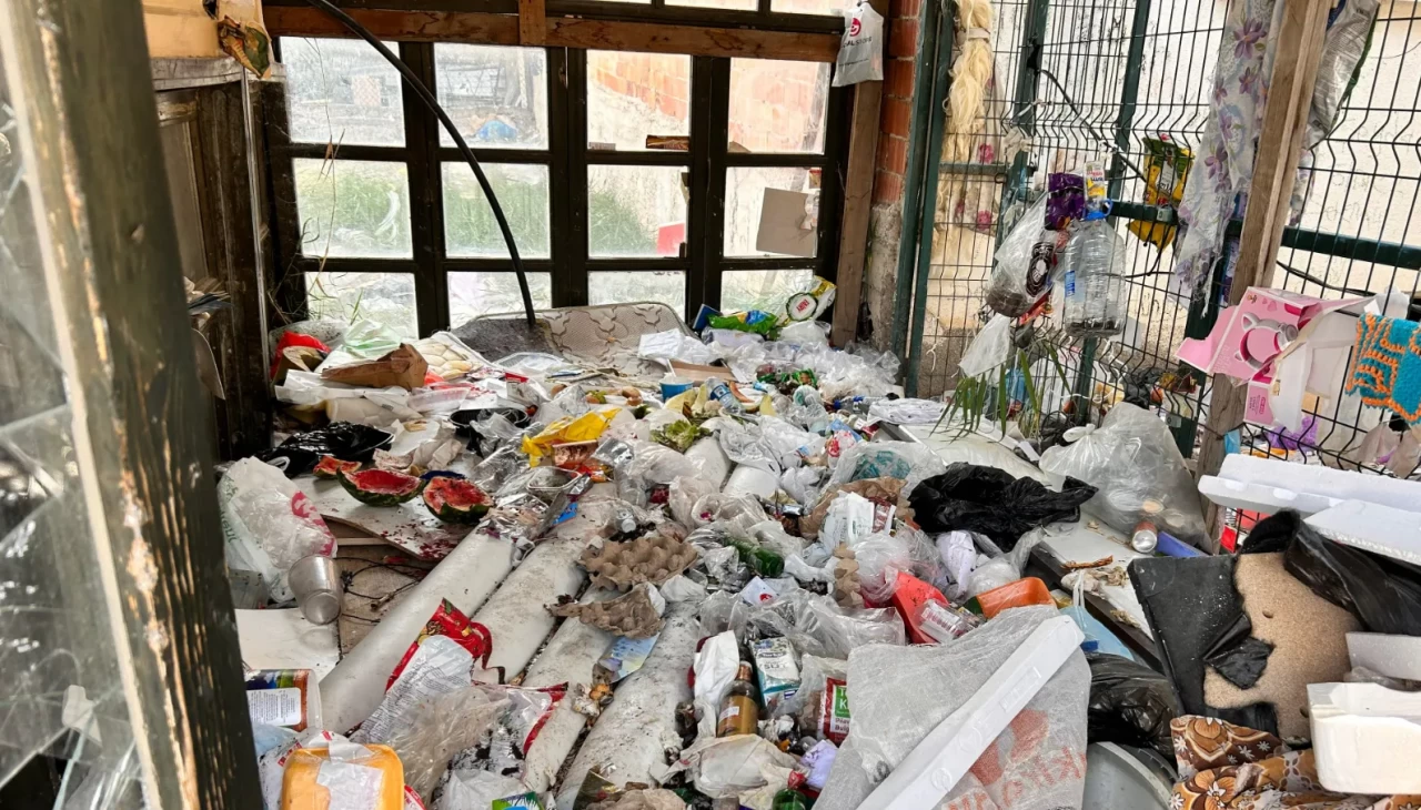 Ankara’da çöp dolu evden yayılan kötü koku mahalleyi ayağa kaldırdı