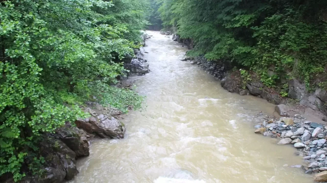 Rize Valiliğinden dere yataklarında su yükselmelerine karşı uyarı