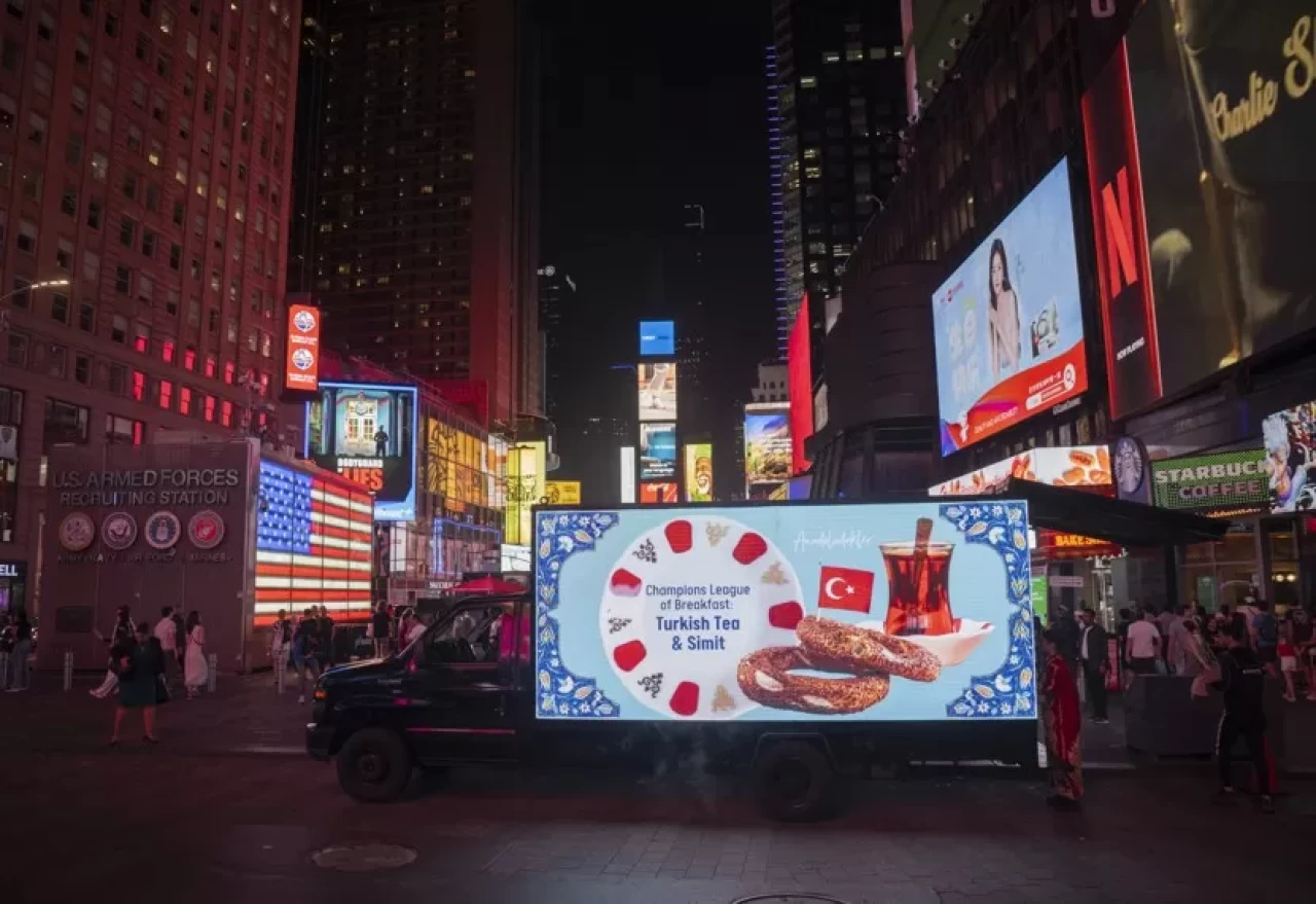 Türk simidi ve çayı, "Anadoludakiler" projesiyle Times Meydanı'na taşındı