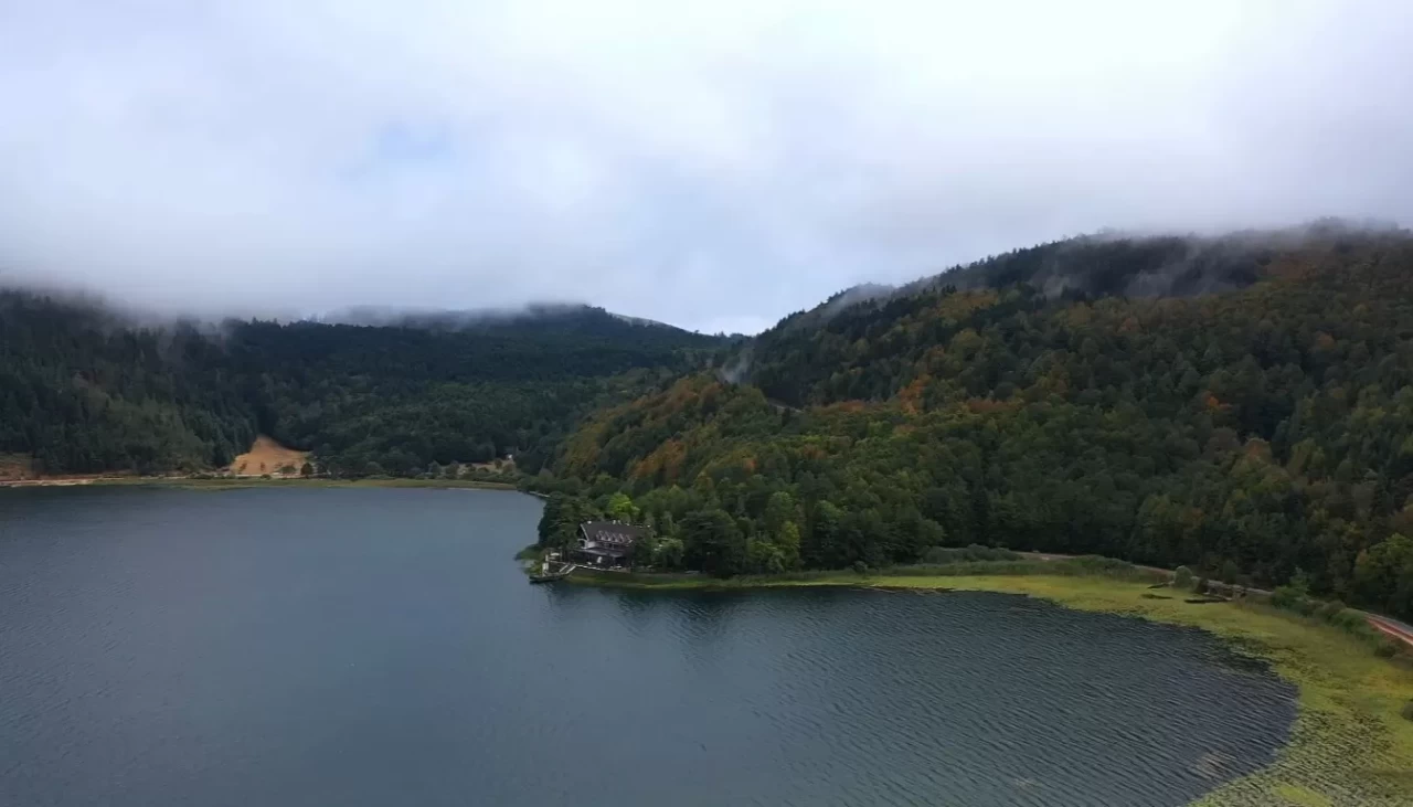 Sonbaharda Abant Gölü’nün eşsiz güzelliği havadan görüntülendi