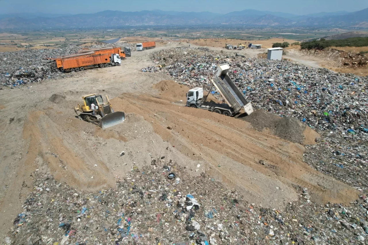 İzmir'de çöp krizi zirvede: Jandarmadan suçüstü operasyonu
