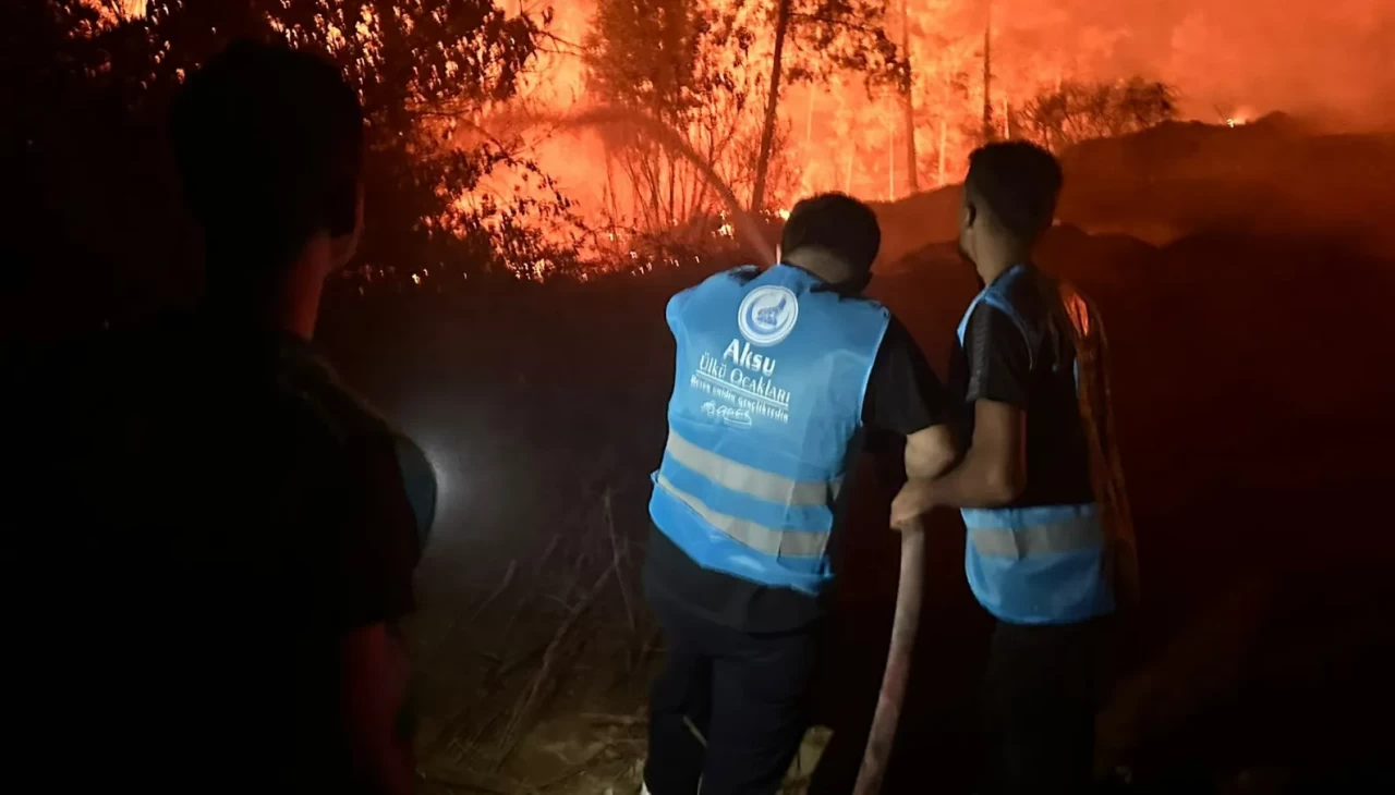 Antalya Aksu’da orman yangını! Ülkü Ocakları görev başında