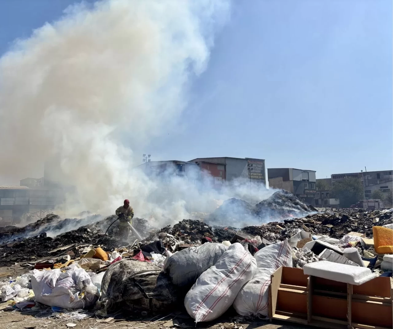 İzmir'de işyerleri tehlikede: Çöpler yakılıyor, belediye ilgisiz