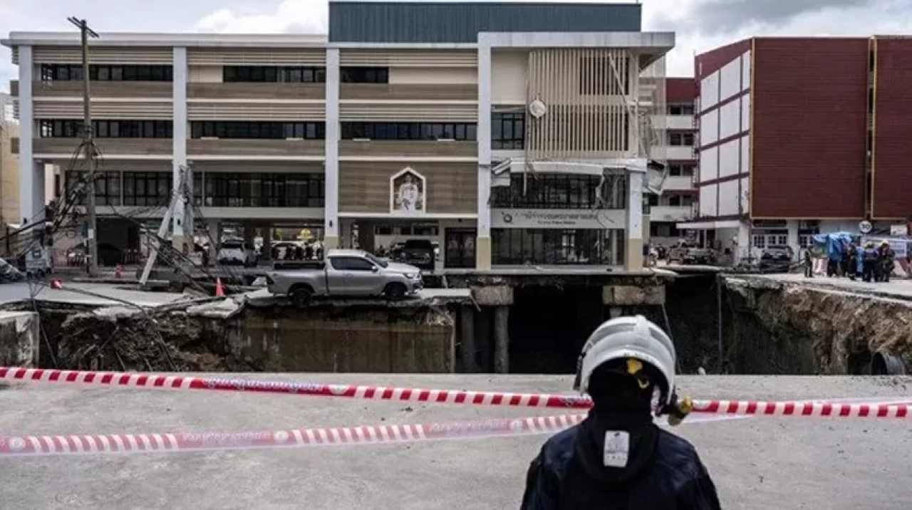 Tayland'da devasa çöküntü oluştu:  Elektrik direkleri içine düştü