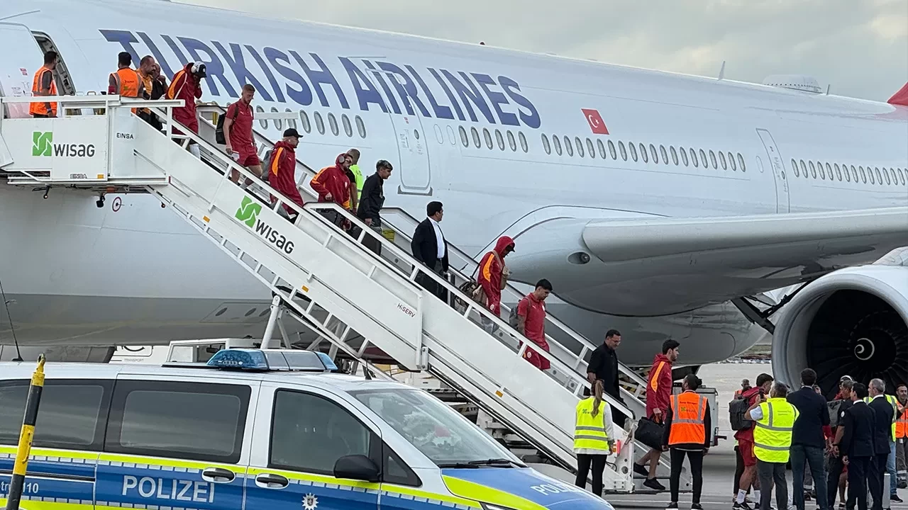 Galatasaray, UEFA Şampiyonlar Ligi’ndeki Frankfurt deplasmanına ulaştı