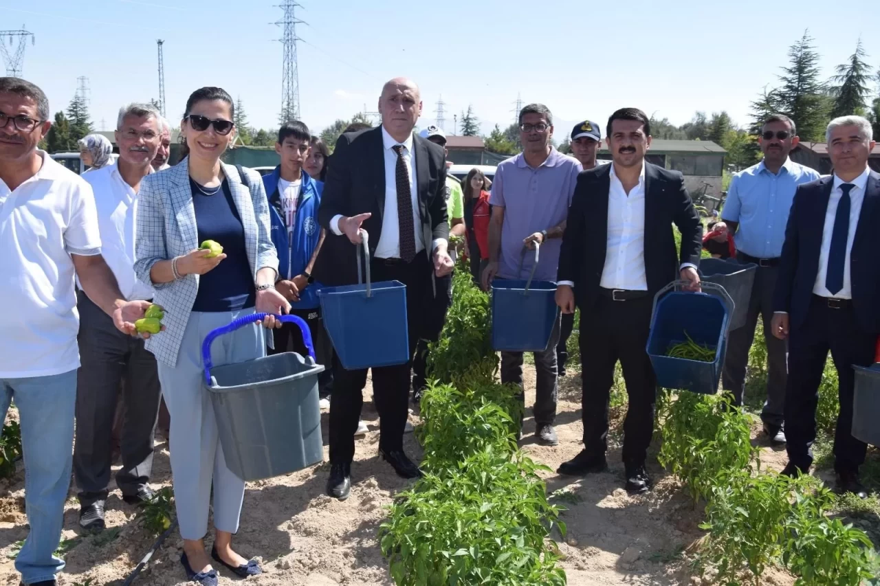 Karapınar'da "Doğayla El Ele Öğreniyorum, Üretiyorum, Paylaşıyorum" projesi meyvelerini veriyor