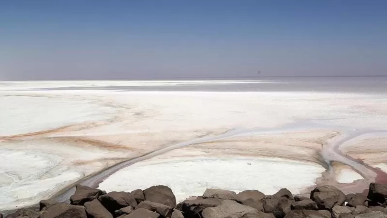 Kuraklıkla boğuşan İran'daki Urumiye Gölü tamamen kurudu