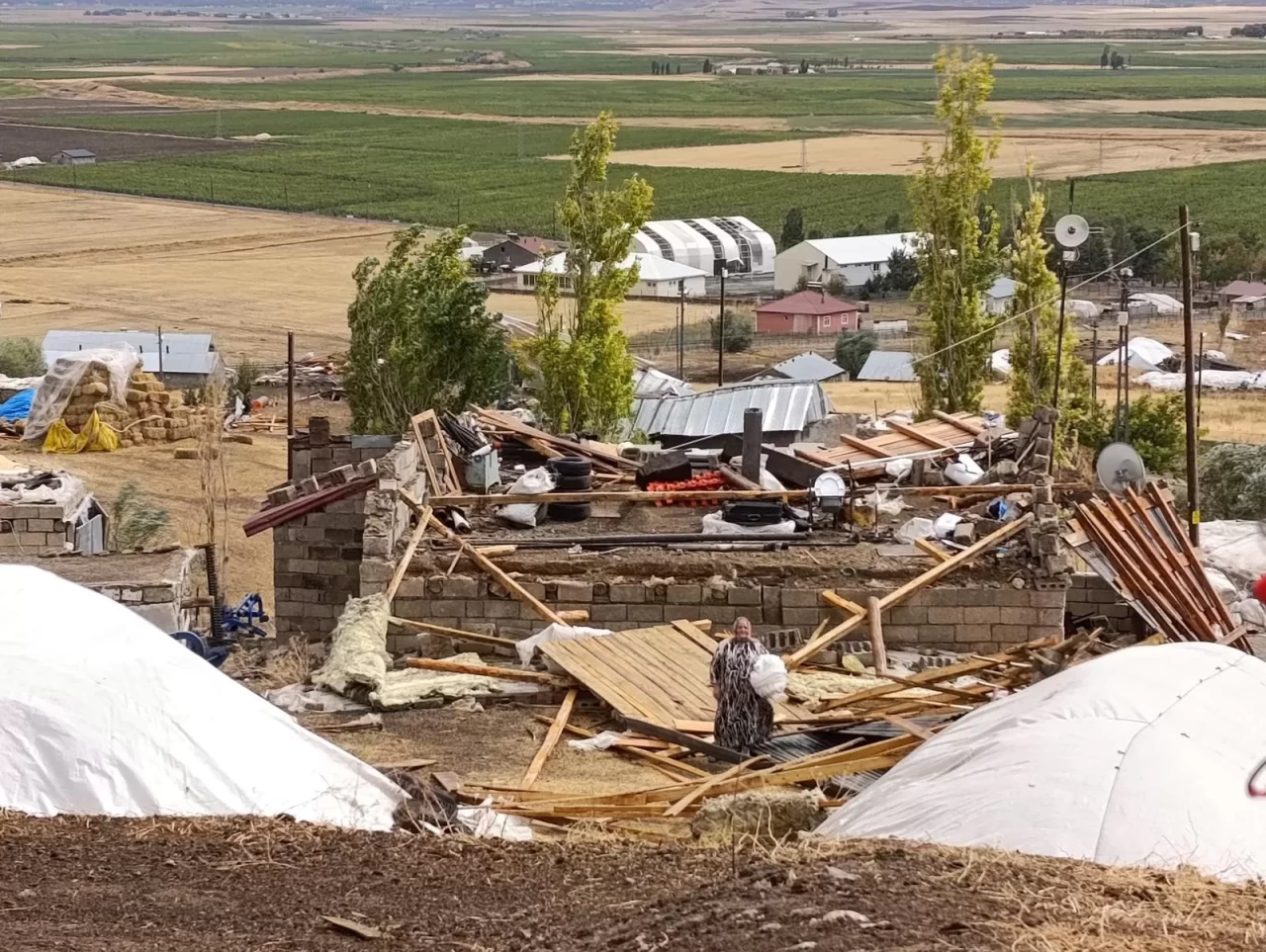 Ağrı'da fırtına 44 ev ve 30 ahırın çatısını uçurdu