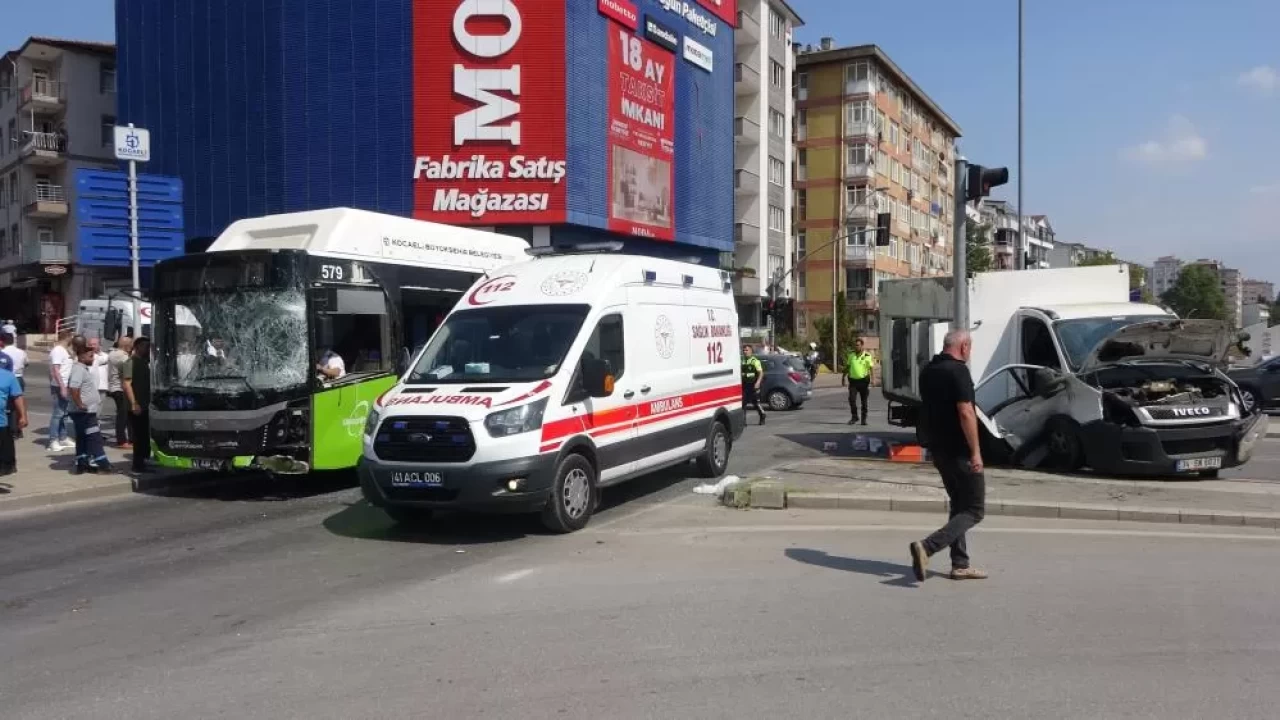 Yolcu otobüsü ile kamyonet çarpıştı: 1'i çocuk 6 yaralı