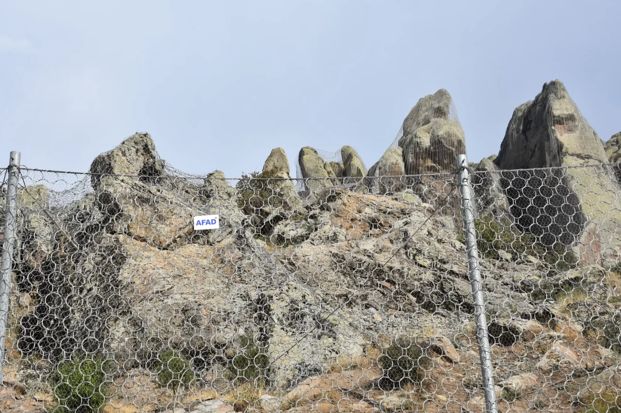 Afyonkarahisar'da kayaların yerleşim bölgesine düşmesi çelik ağlarla engellendi